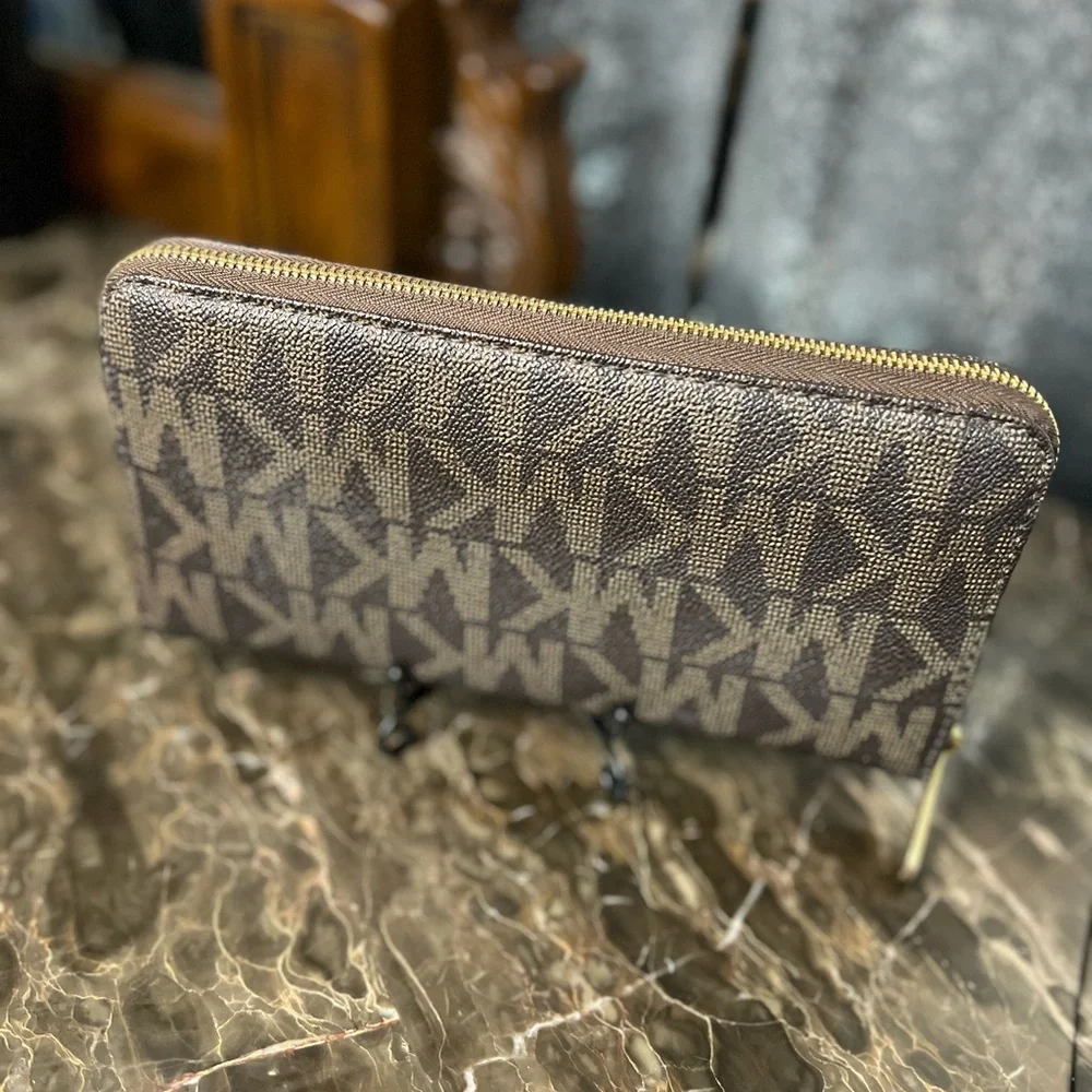 Michael Kors: Jet Set Travel - Large Continental Full-Zip Traveler Wallet